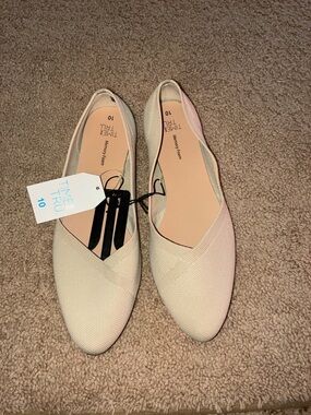 Time and Tru Women's Light Beige Pointed-Toe Flats